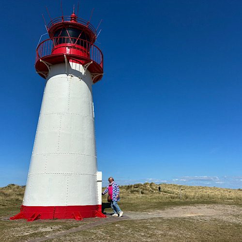 img 2025 05 17 133714 Birgit Nora Schäfer neben dem kleinen Leuchtturm auf dem Ellenbogen bei List / Sylt