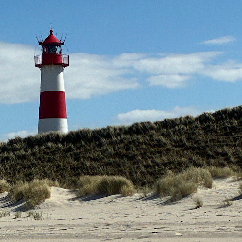 img 2025 05 17 134927 Leuchtturm auf Dünen auf dem Ellenbogen von List / Sylt unter blauem Himmel