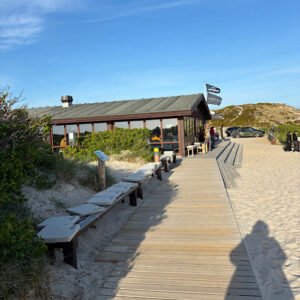 img 2025 05 17 151446 Sansibar / Sylt - Restaurant mit Holzsteg und Sansibar-Fahne