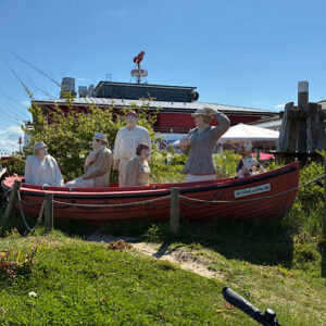 img 2025 05 17 151608 Alltagsmenschen - Statuen in einem Fischerboot vor Gosch bei List / Sylt