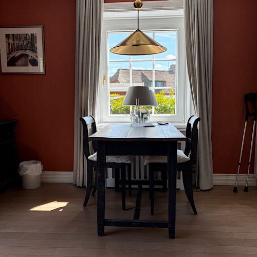 img 2025 05 17 152041 Stilvolles Esszimmer mit Tisch und Fensterblick