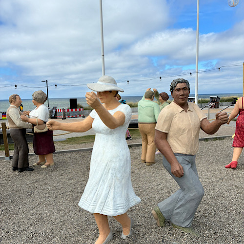 img 2025 05 17 152109 Alltagsmenschen "Dancing at the Beach" - Betonstatuen im Freien an der Küstenpromenade von Wennigstedt / Sylt