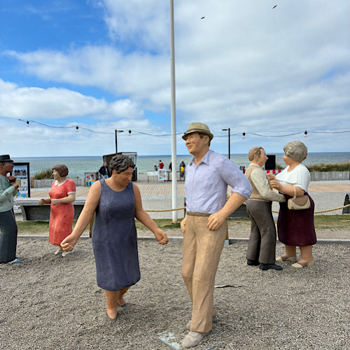 img 2025 05 17 152149 Alltagsmenschen "Dancing on the Beach"- Betonstatuen an der Strandpromenade von Wennigstedt / Sylt