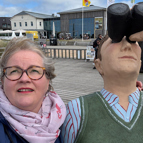 img 2025 05 17 152252 Birgit Nora Schäfer macht ein Selfie mit Fernrohr-Statue