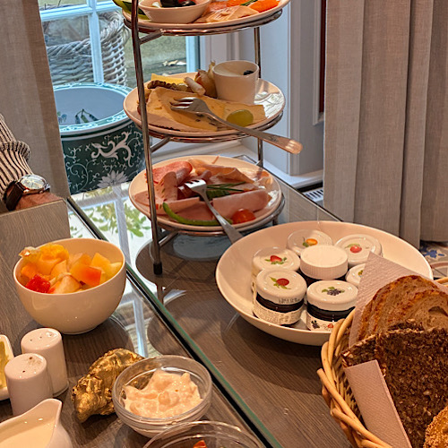 img 2025 05 17 155039 Reichhaltige serviertes Frühstücksbuffet im Hotel