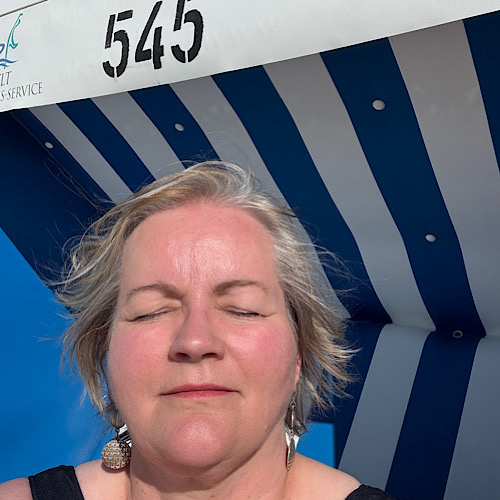 img 2025 05 17 155641 Birgit Nora Schäfer sonnt ihr Gesicht mit geschlossenen Augen im Strandkorb