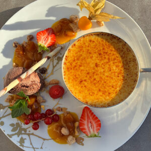 img 2025 05 17 155655 Crème brûlée mit frischen Früchten, Schokoladeneis und Schokostange