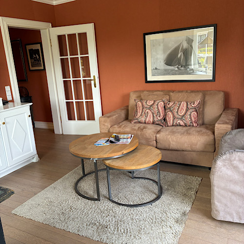 img 2025 05 18 114906 Gemütliches Wohnzimmer mit Sofa und Couchtisch