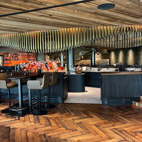 Moderne Bar mit stilvollem Interieur und Holzdesign.