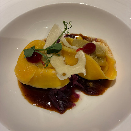 Gefüllte Pasta mit Sauce auf Teller